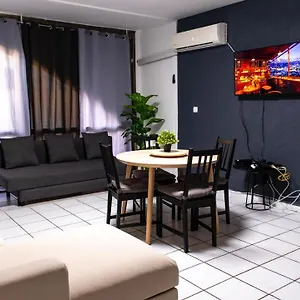 Grey House דירה